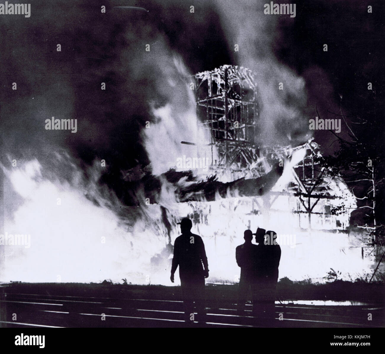 L'incendio di Saeger Mill del 1951 fu un evento significativo che distrusse il mulino e colpì la comunità locale. L'incendio fa parte della storia industriale, segnando una tragedia nello sviluppo dell'industria locale. Foto Stock