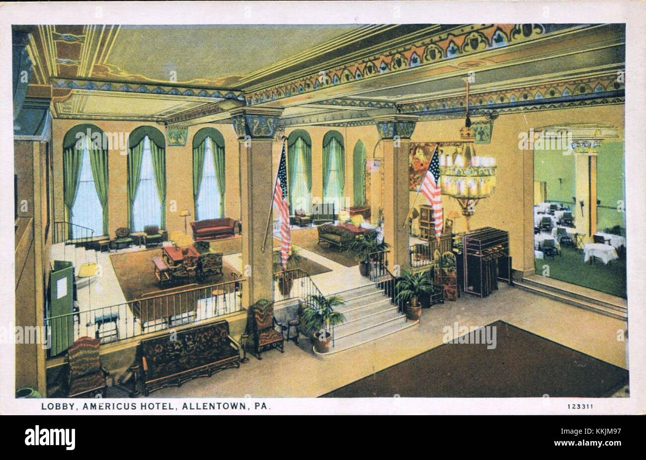 Questa immagine mostra la hall dell'Americus Hotel nel 1954. La foto evidenzia lo stile architettonico e il design degli interni dell'hotel, riflettendo le tendenze estetiche e culturali del tempo. Foto Stock