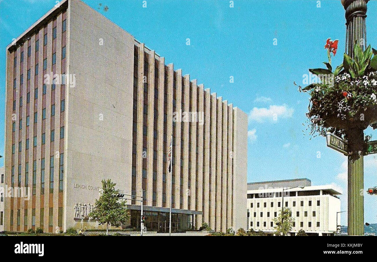 Il New Lehigh County Courthouse, costruito nel 1965 ad Allentown, Pennsylvania, è un esempio importante di architettura governativa della metà del XX secolo. Funge da centro del sistema giudiziario della contea. Foto Stock