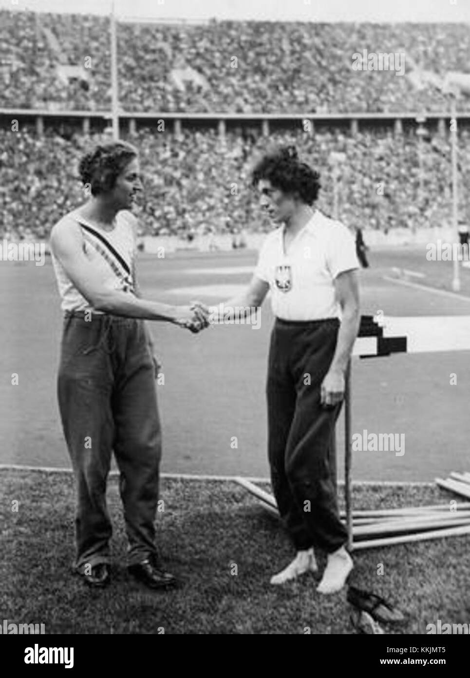 La fotografia con l'etichetta "PIC 1-M-878-213" cattura l'evento femminile dei 100 metri alle Olimpiadi di Berlino del 1936. L'immagine mostra gli atleti Helen Stephens e Stella Walasiewicz che gareggiano in gara, evidenziando un momento significativo nella storia olimpica. Foto Stock