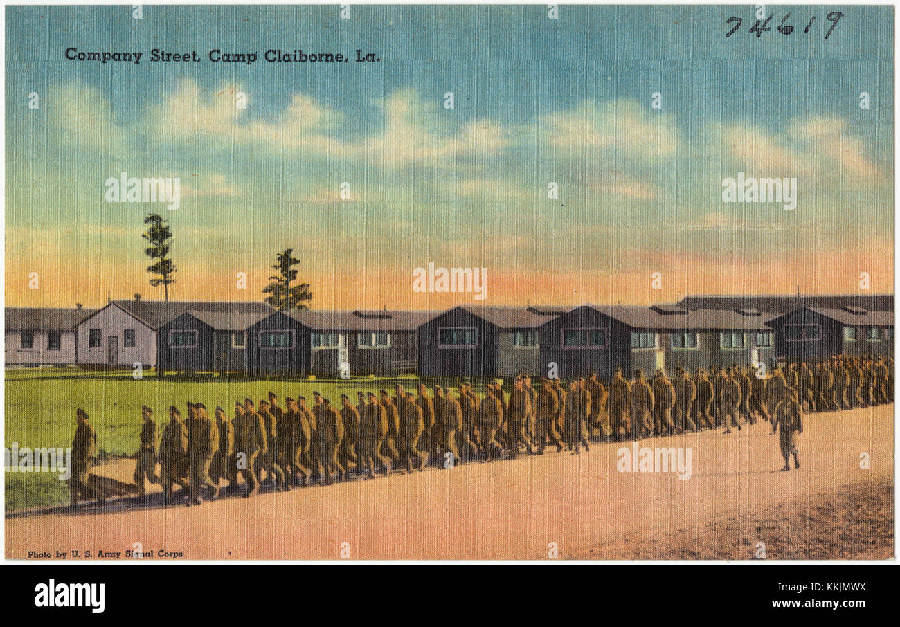 Fotografia di Company Street a Camp Claiborne, Louisiana, identificata con il codice 81851, raffigurante caserme militari e strutture di addestramento dell'era della seconda guerra mondiale. Foto Stock