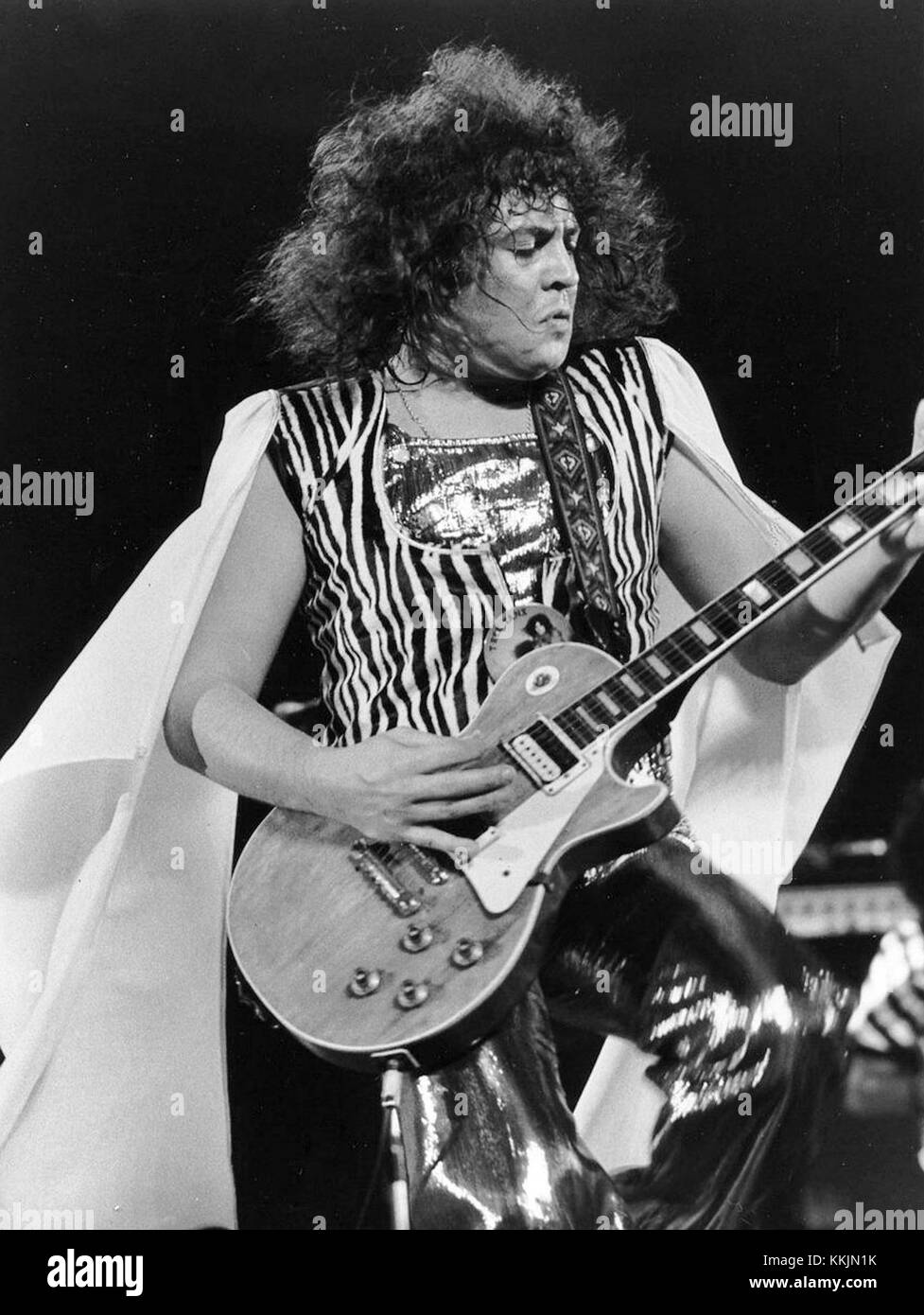 Marc Bolan, l'iconico musicista e frontman di T. Rex, si è esibito in concerto nel 1973. Conosciuto per il suo contributo al glam rock, Bolan ha affascinato il pubblico con le sue esibizioni durante questo periodo. Foto Stock