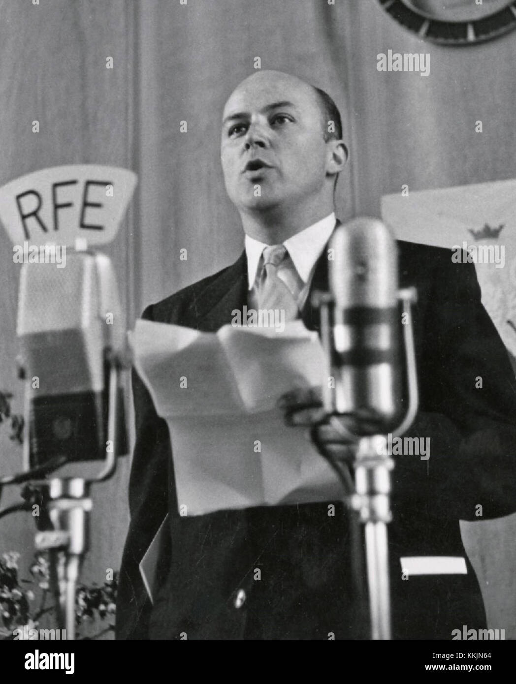 Ritratto di Jan Nowak-Jezioranski, un prominente combattente della resistenza polacca durante la seconda guerra mondiale e in seguito una figura chiave nelle operazioni di radio Free Europe, sottolineando i suoi contributi all'indipendenza polacca e alle trasmissioni. Foto Stock