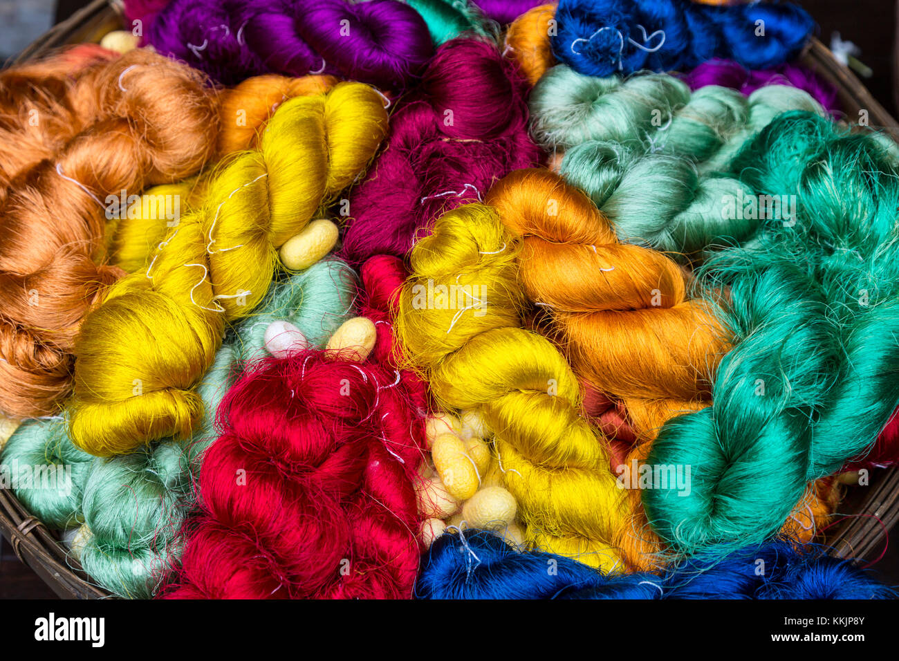 Bangkok, Tailandia. Seta colorata, con bozzoli. Foto Stock