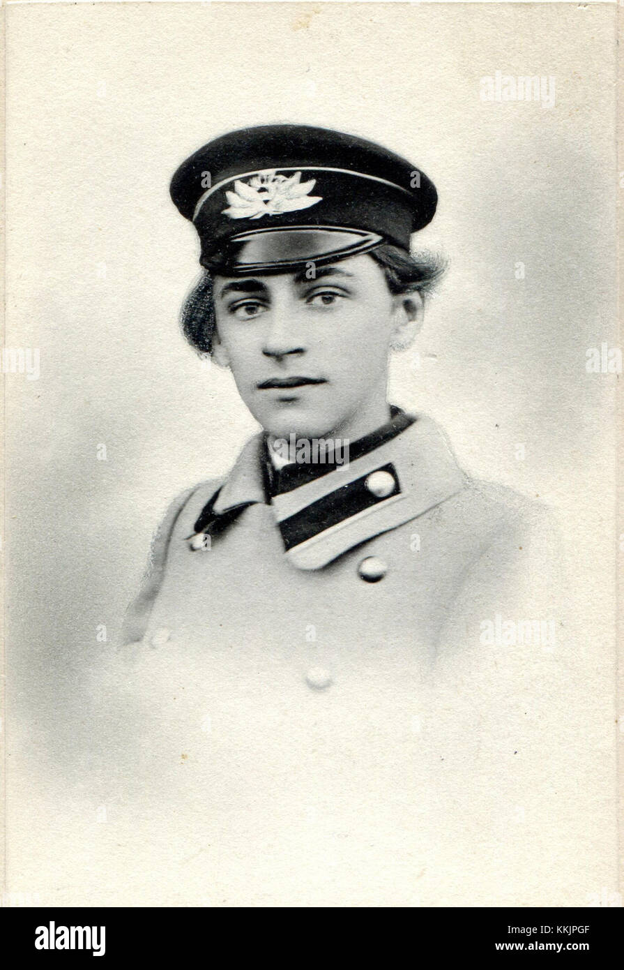 Questa fotografia raffigura M. Feldstein, uno studente in una palestra (scuola superiore). L'immagine risale probabilmente alla metà del XX secolo, catturando l'atmosfera educativa del tempo e il ruolo degli studenti nel loro ambiente accademico. Foto Stock