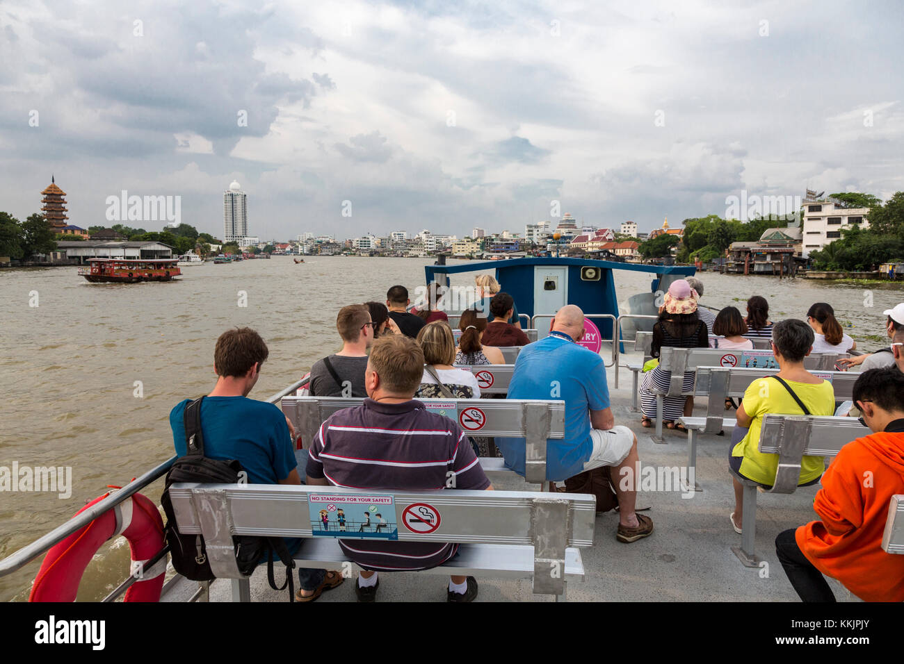 Bangkok, Tailandia. Vista da una imbarcazione turistica sul Fiume Chao Phraya. Foto Stock