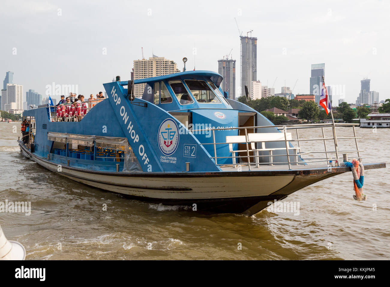 Bangkok, Tailandia. Imbarcazione turistica che arrivano in corrispondenza di uno dei suoi fermi sul Fiume Chao Phraya. Foto Stock