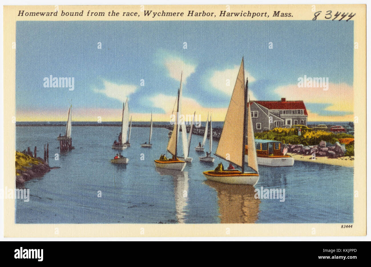 Una barca torna al porto di Wychmere ad Harwichport, Massachusetts, dopo una gara. L'immagine cattura la calma atmosfera post gara mentre la nave si avvicina al porto. Il porto di Wychmere è un luogo popolare per la vela e le attività marittime. Foto Stock