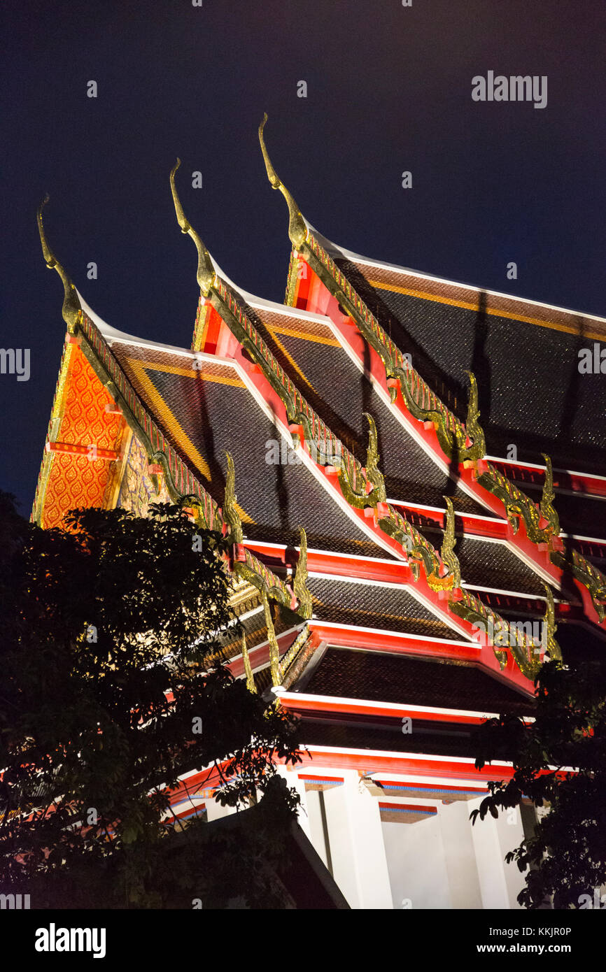 Bangkok, Tailandia. Night Shot di dettagli architettonici (chofa, il curling, le estensioni appuntito in corrispondenza di ciascuna estremità che rappresentano il Garuda, il veicolo di V Foto Stock