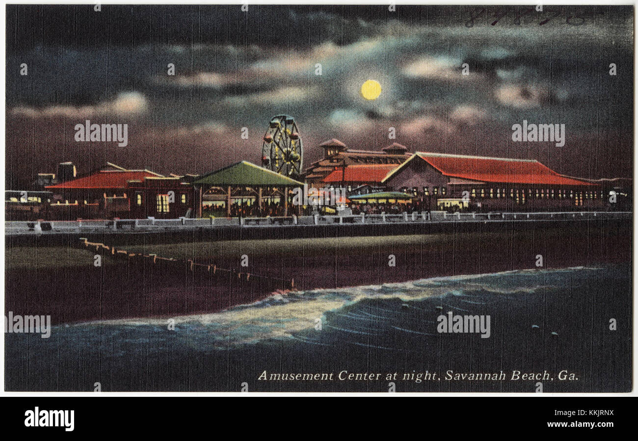 Una vibrante scena di un centro di divertimenti di notte a Savannah Beach, Georgia. L'immagine cattura le giostre illuminate, le attrazioni e l'atmosfera vivace del luogo di intrattenimento. Foto Stock