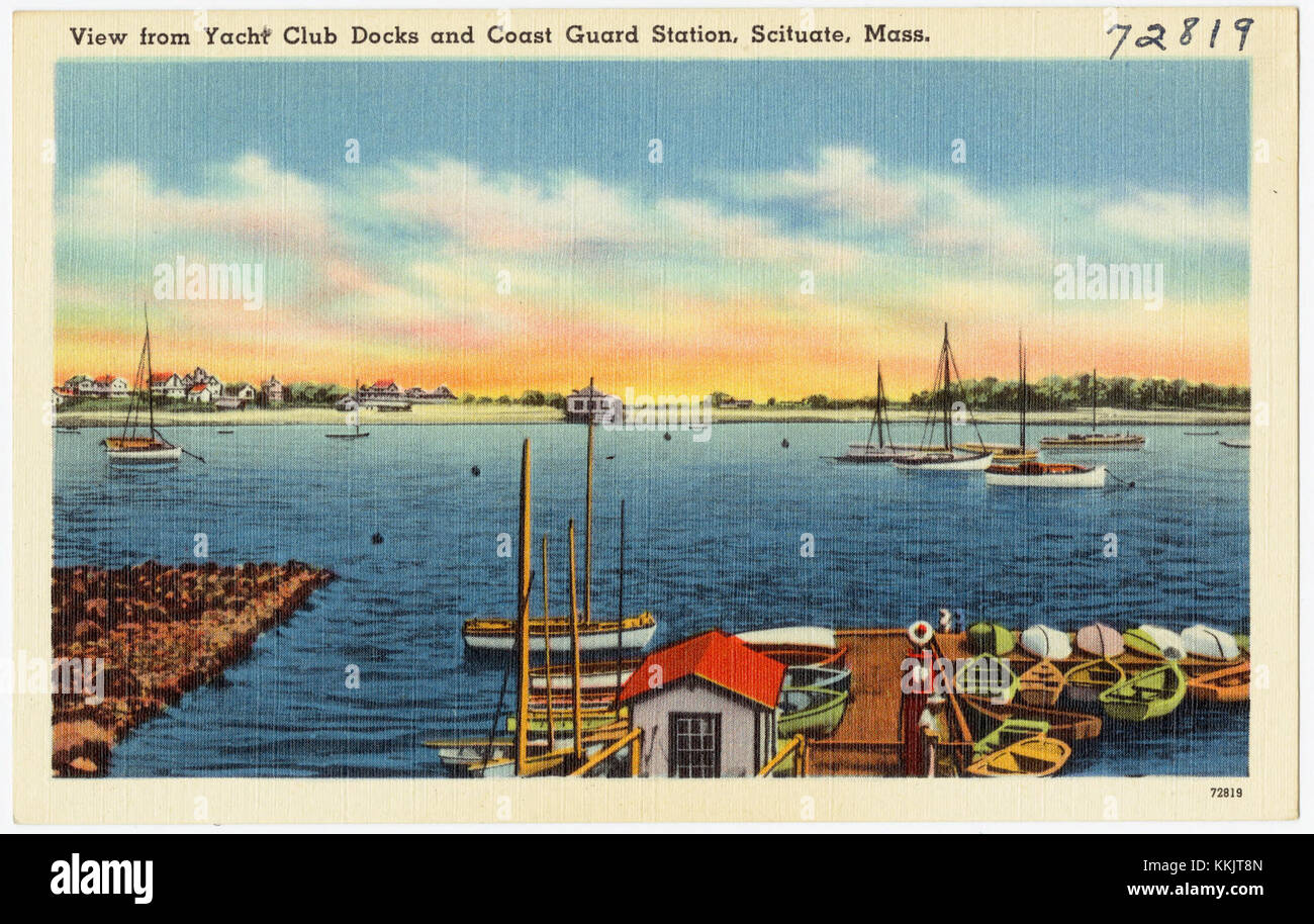 Questa vista dal molo dello Yacht Club e dalla stazione della Guardia Costiera di Scituate, Massachusetts, cattura il tranquillo lungomare e il vicino porto. Mette in evidenza l'importanza del locationâ per le attività marittime e il paesaggio panoramico della costa del Massachusetts. Foto Stock