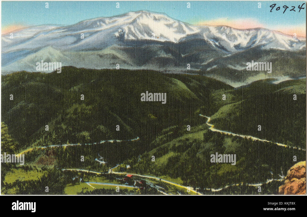 Pikes Peak, situato in Colorado, si erge a 14.110 metri circa. Questa immagine mostra una cascata e l'inizio della Pikes Peak Auto Highway, un famoso percorso che consente ai visitatori di guidare fino alla vetta. La vetta è conosciuta per i suoi panorami mozzafiato ed è una destinazione popolare per i turisti e gli appassionati di attività all'aria aperta. Foto Stock