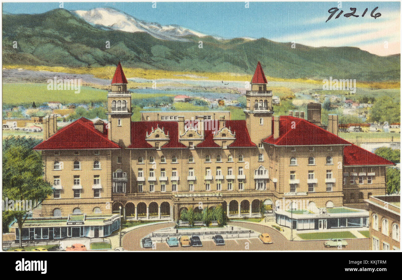 Antlers Hotel with Pikes Peak, alt., 14,110 ft. In the distance, Colorado Springs, Colorado (7725174036) Foto Stock