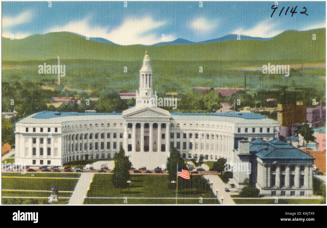 Questa vista panoramica dalla cupola del Campidoglio del Colorado a Denver cattura la città e l'edificio della contea insieme a una sezione del centro civico. L'immagine mette in risalto il layout architettonico del cuore civico di Denver. Foto Stock