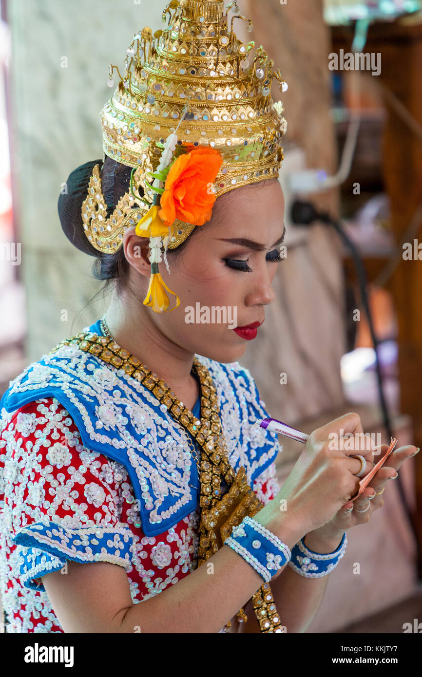 Bangkok, Tailandia. Giovane ballerino tailandese presso il Santuario di Erawan scrivere una nota tra danze. Foto Stock