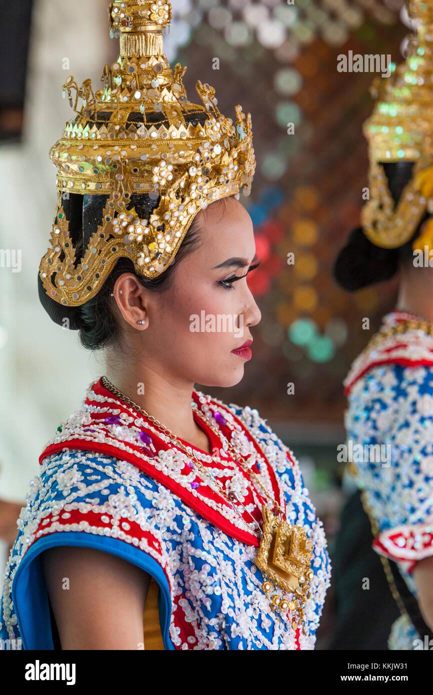 Bangkok, Tailandia. Giovane donna Thai balli presso il Santuario di Erawan. Foto Stock