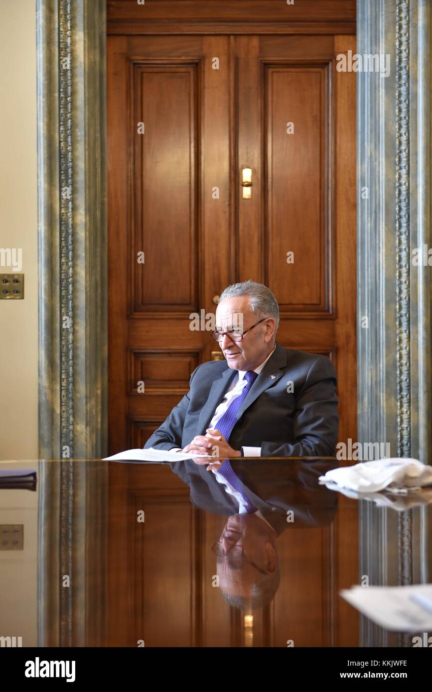 Il senato degli Stati Uniti leader della minoranza chuck schumer soddisfa con US Air Force generale lori robinson per discutere i soccorsi dopo il passaggio dell uragano maria in puerto rico 27 settembre 2017 a Washington, DC. (Foto dal senato degli Stati Uniti foto via planetpix) Foto Stock