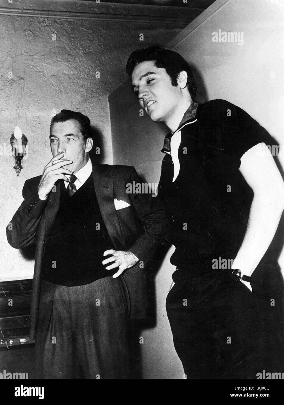 Elvis Presley e ed Sullivan furono due delle figure più influenti dell'intrattenimento degli anni '1950. Questa immagine cattura il loro rapporto iconico, segnando un momento cruciale nella storia della cultura pop. Foto Stock