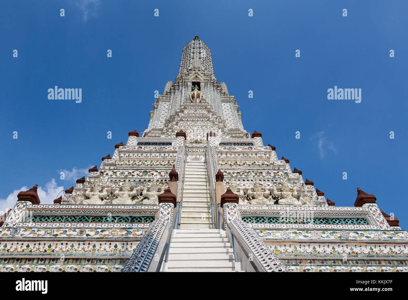 Bangkok, Tailandia. Wat Arun guardando verso l'alto verso Indra Equitazione sulla sua a tre teste Elephant Erawan. Foto Stock