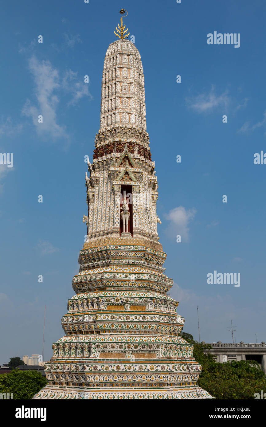 Bangkok, Tailandia. Un satellite Prang di Wat Arun dedicato al vento Dio Phra Phai. Foto Stock