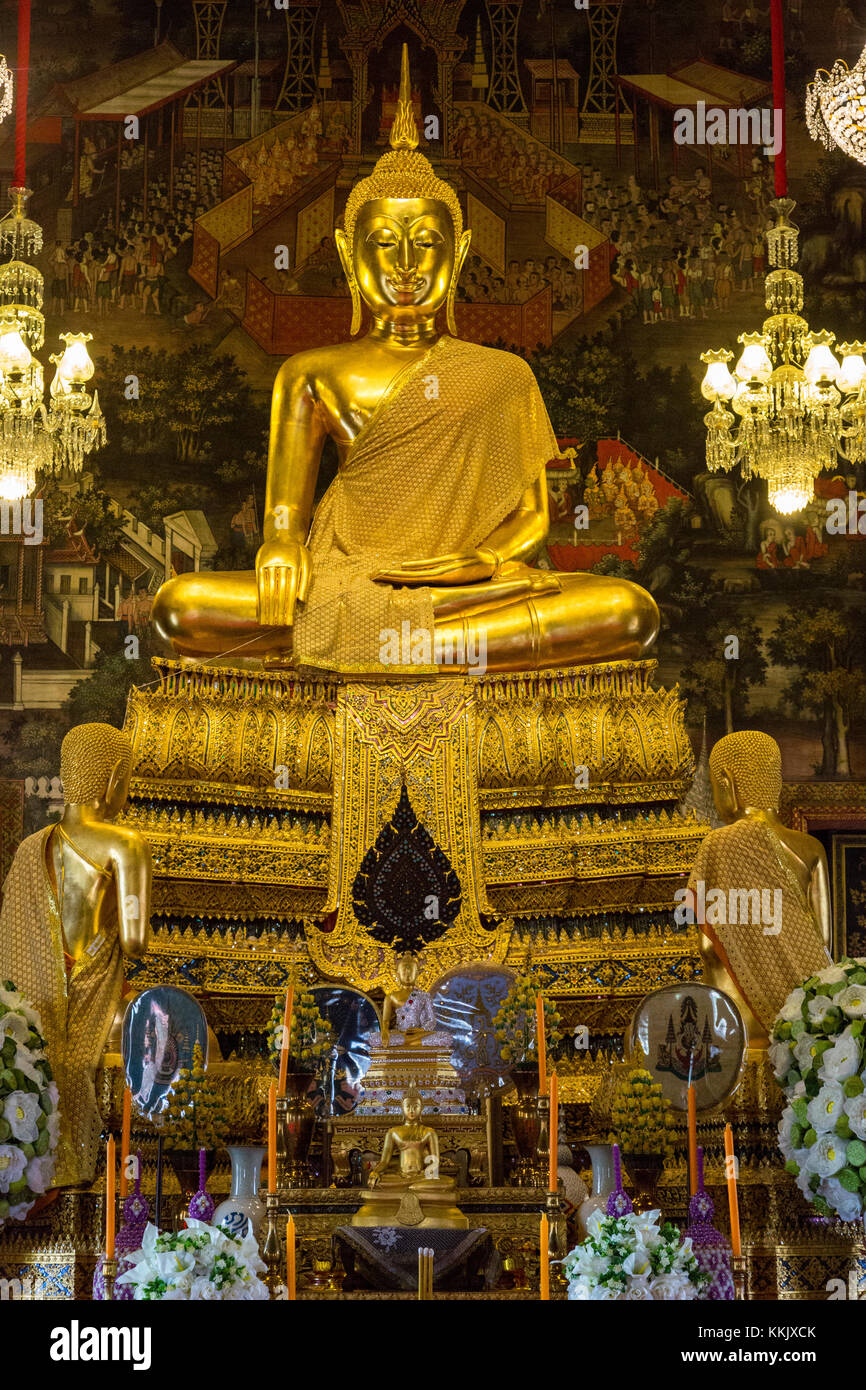 Bangkok, Tailandia. Buddha nella Ubosot del Wat Arun tempio. Il Buddha visualizza il bhumisparsha mudra (gesto), chiamando la terra a testimoniare. Foto Stock