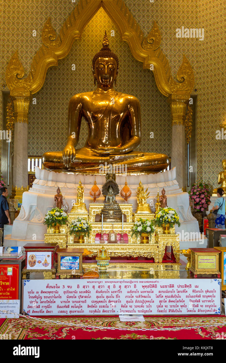 Bangkok, Tailandia. Wat Traimit, Tempio del Buddha d'oro. Il Buddha si siede nel gesto Bhumisparsha, chiamando la terra a testimoniare. Foto Stock