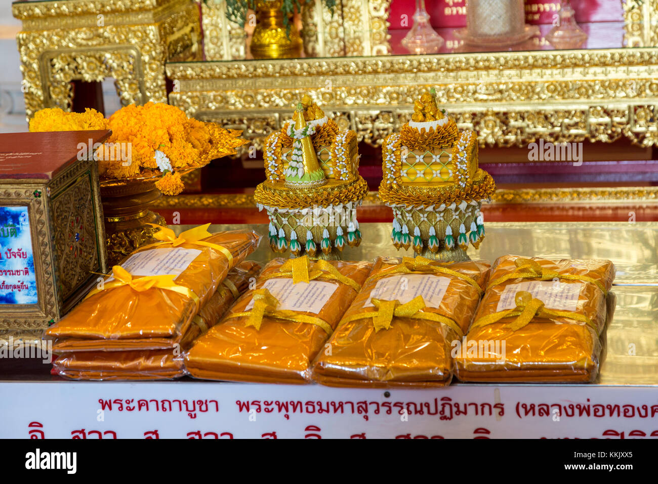 Bangkok, Tailandia. Wat Traimit, Tempio del Buddha d'oro. Offerte di panno arancione per uso come monaci' abbigliamento. Foto Stock