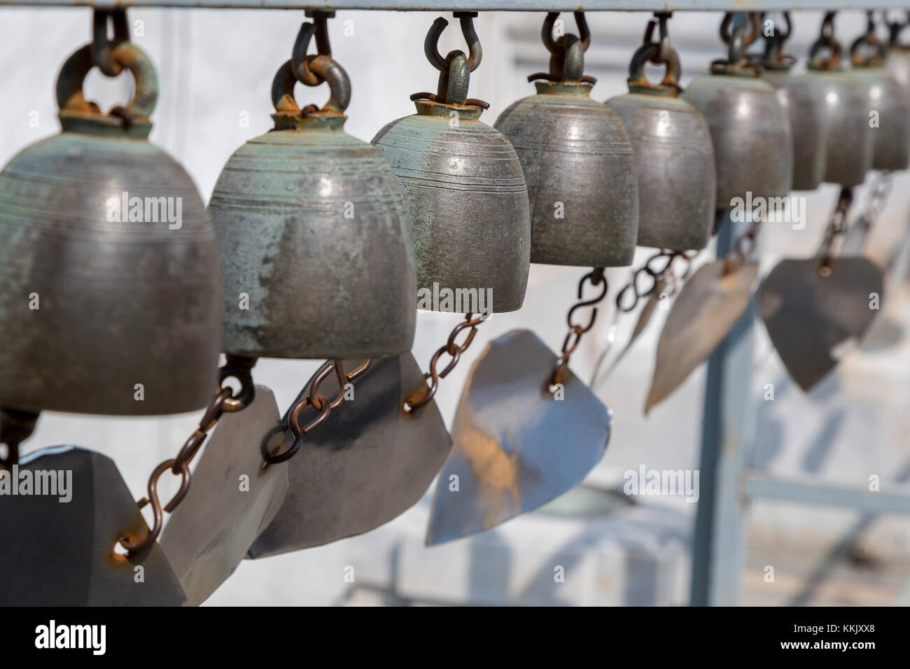 Bangkok, Tailandia. Campane al Wat Traimit Tempio del Buddha d'oro. Suonare le campane si allontana gli spiriti maligni. Foto Stock