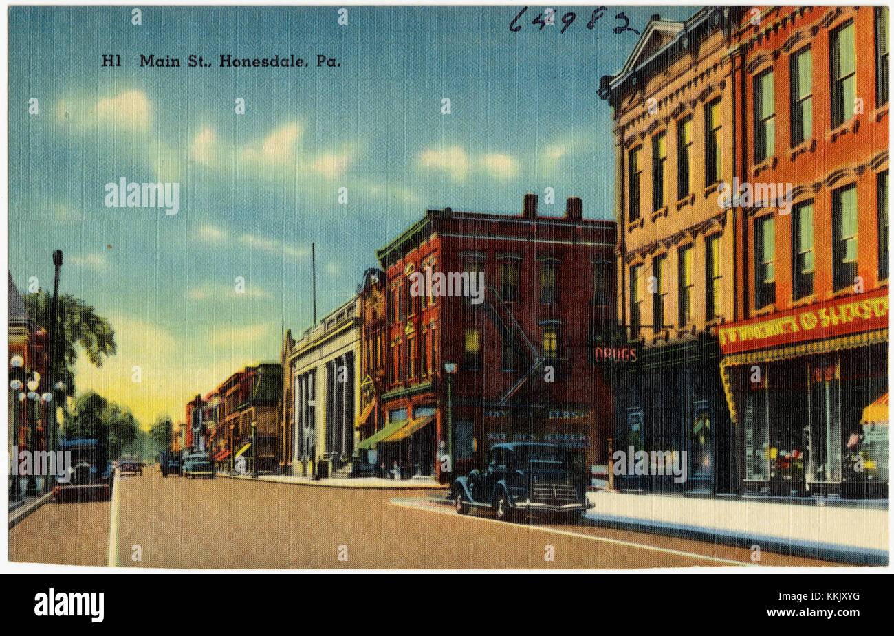 Main Street di Honesdale, Pennsylvania, è il principale centro commerciale e culturale della città. L'area è caratterizzata dalla sua architettura storica, che comprende edifici del XIX secolo che riflettono la ricca storia della città. Le aziende locali, i ristoranti e i negozi fiancheggiano la strada, contribuendo a creare una vivace atmosfera comunitaria. La Main Street di Honesdale è anche conosciuta per ospitare vari eventi e festival durante tutto l'anno, attirando sia i residenti che i visitatori. Foto Stock