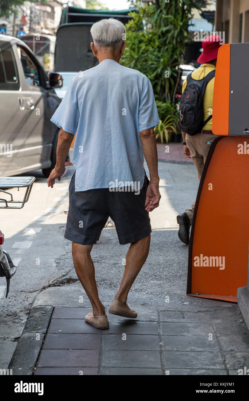 Bangkok, Tailandia. Bow-gambe uomo a camminare. Foto Stock