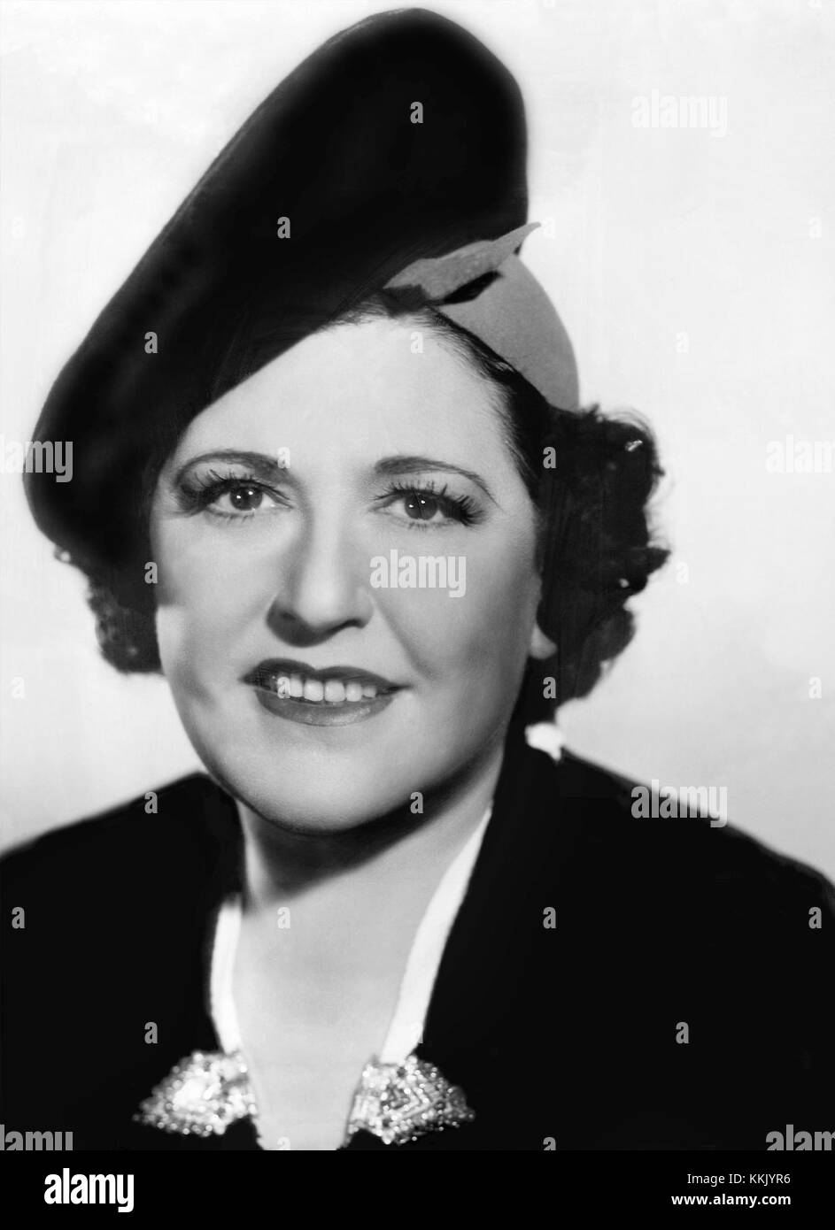 Louella Parsons, un'importante editorialista statunitense di gossip, è mostrata nel 1937. Parsons fu una figura chiave nel giornalismo hollywoodiano durante l'inizio del XX secolo, nota per le sue notizie e gli scandali delle celebrità. Foto Stock