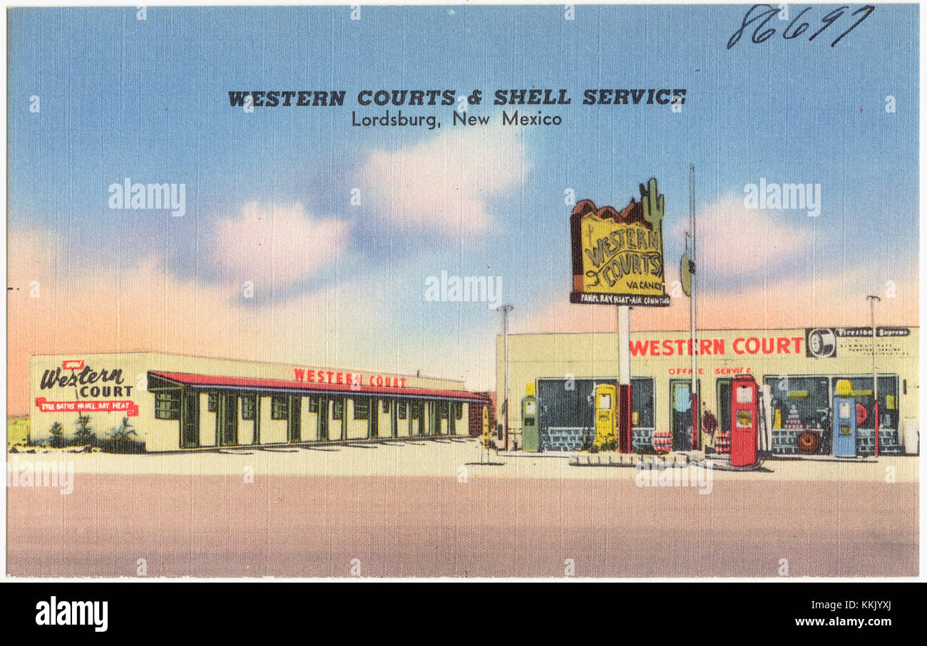 WESTERN Courts and Shell Service di Lordsburg, New Mexico, rappresenta una località storica associata alla U.S. Route 66 e allo sviluppo regionale. Significa la cultura stradale della metà del secolo. Foto Stock