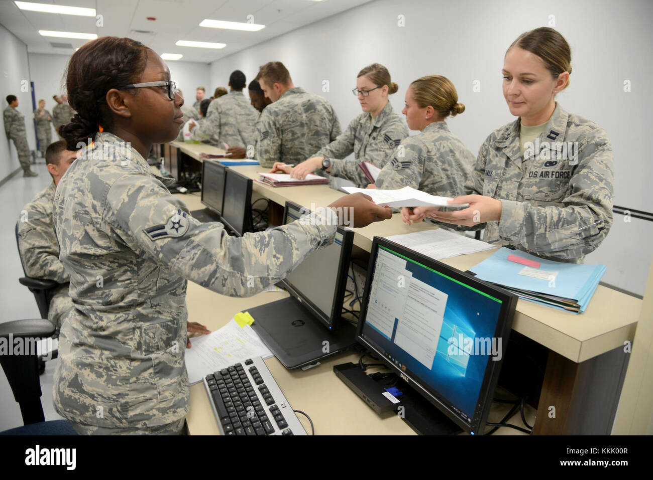 Airman 1. Classe Maiesha Buford, 72A Medicina Aerospaziale Squadron, dà Capt. Theresa Hall, 72a sostegno sanitario Squadron, la sua carta di mobilità dopo che essi sono stati controllati per la corrente di record shot, sanità pubblica, salute mentale, farmaci contro la malaria e la guerra biologica/guerra chimica kit 4 Ottobre, 2017, Tinker Air Force Base in Oklahoma. La 72disponibilità logistica Squadron ha condotto un esercizio di distribuzione per verificare l efficacia del facility e miglioramenti di processo. (U.S. Air Force foto/Kelly bianco) Foto Stock