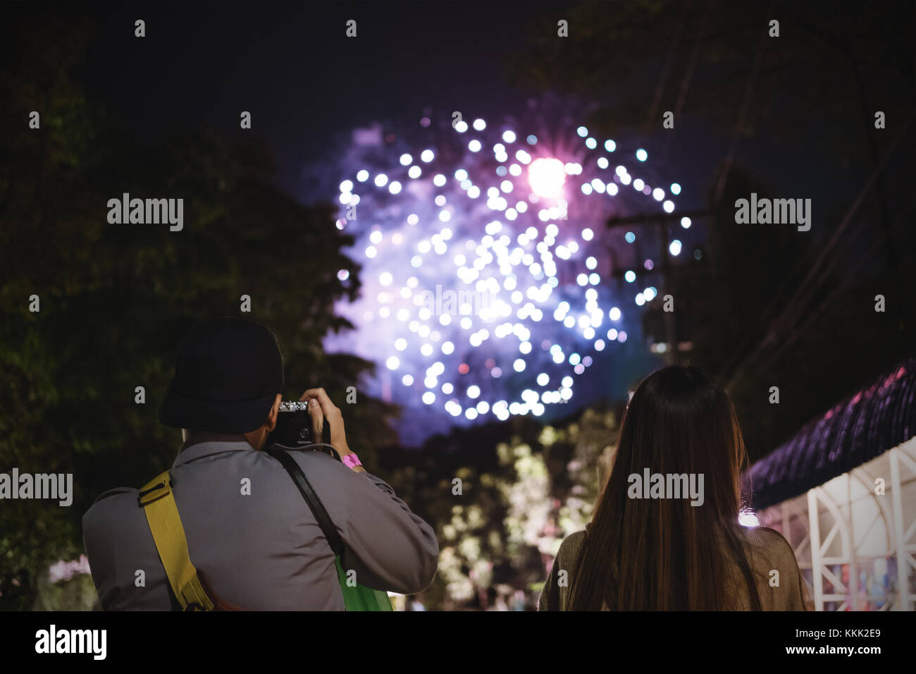 Giovane godendo di fuochi d'artificio. nuovi anni, vacanza per celebrare Foto Stock