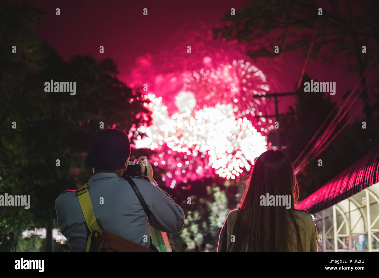 Giovane godendo di fuochi d'artificio. nuovi anni, vacanza per celebrare Foto Stock
