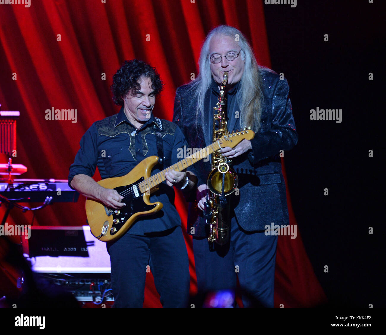 HOLLYWOOD, FL - novembre 28: Daryl Hall e John Oates di Hall & Oates eseguire all'Hard Rock Live presso il Seminole Hard Rock Hotel & Casino on November 28, 2015 in Hollywood Florida. Persone: John Oates, Charles DeChant Foto Stock