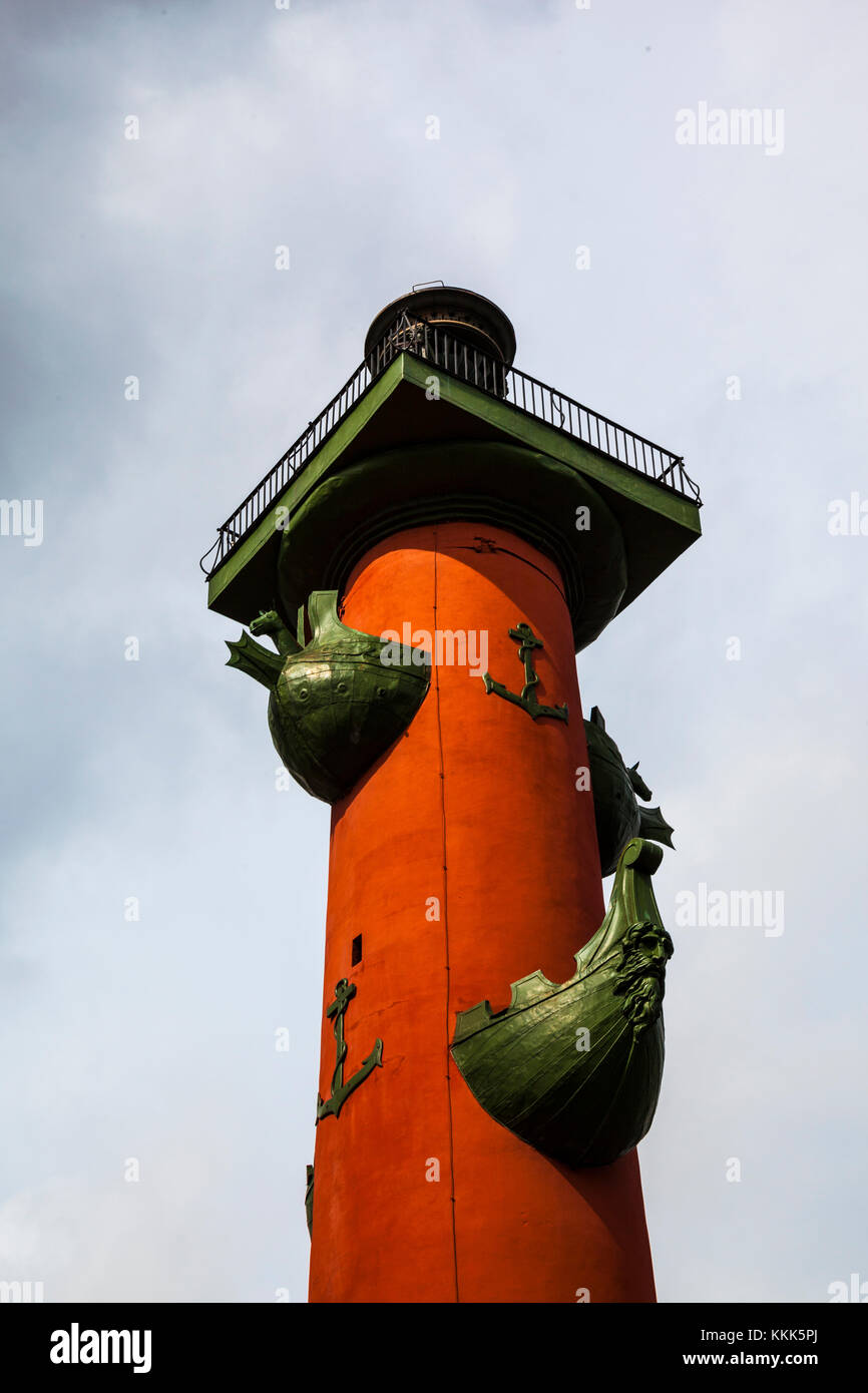 Colonna rostrale. Frammento della colonna rostrale. colonna rostrale sull isola Vasilievsky, San Pietroburgo. monumento architettonico. Punto di riferimento. Foto Stock