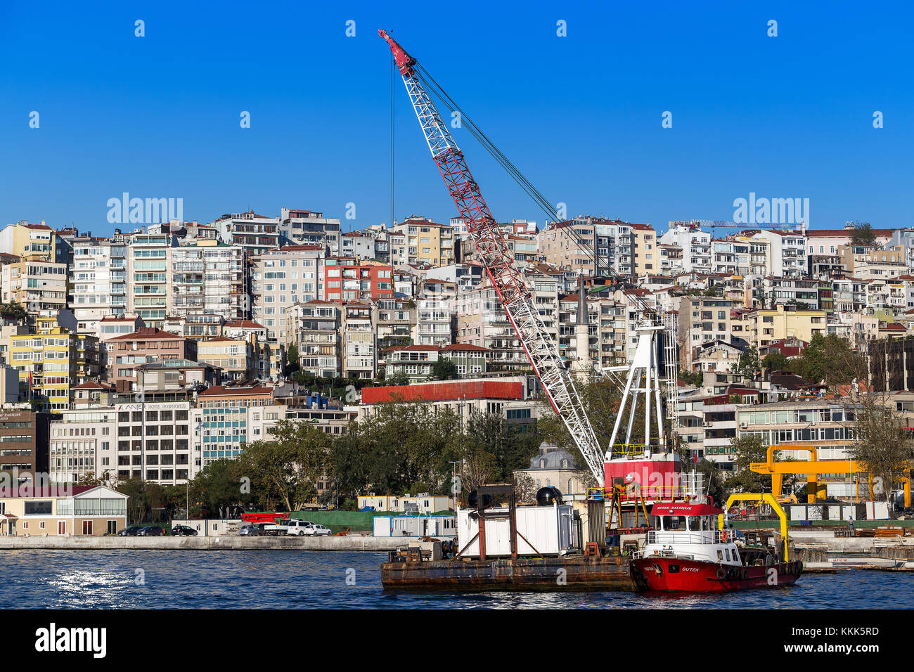 Colorata vita cityscape con la costruzione in lo stretto del Bosforo Istanbul Turchia. Foto Stock