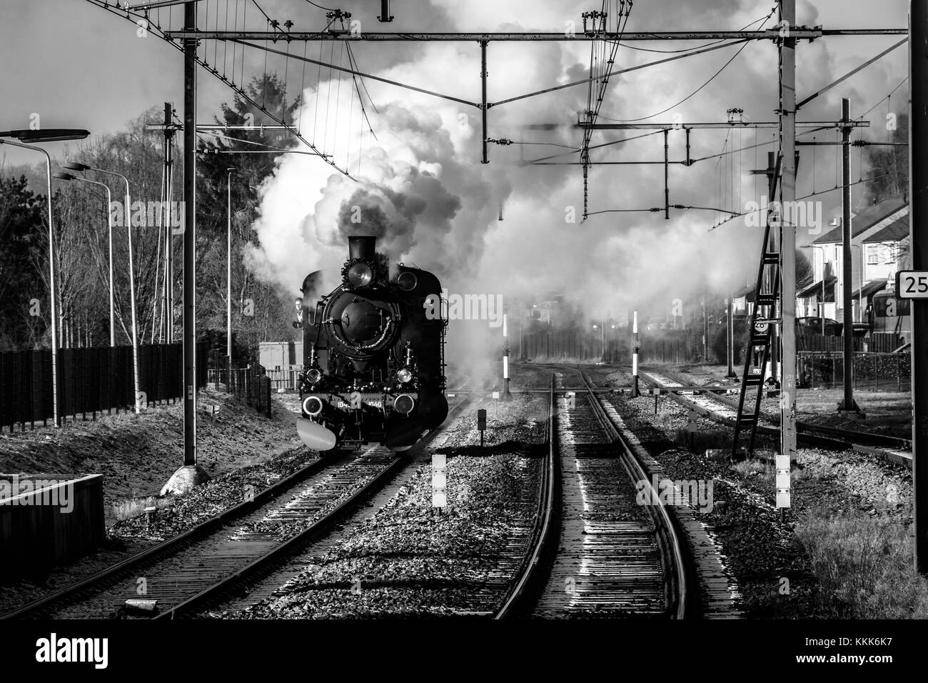 Una vecchia locomotiva a vapore che arrivano a Valkenburg stazione ferroviaria a piena velocità e a tutto vapore. Questa foto è stata scattata in una fredda giornata invernale rendendo il Foto Stock