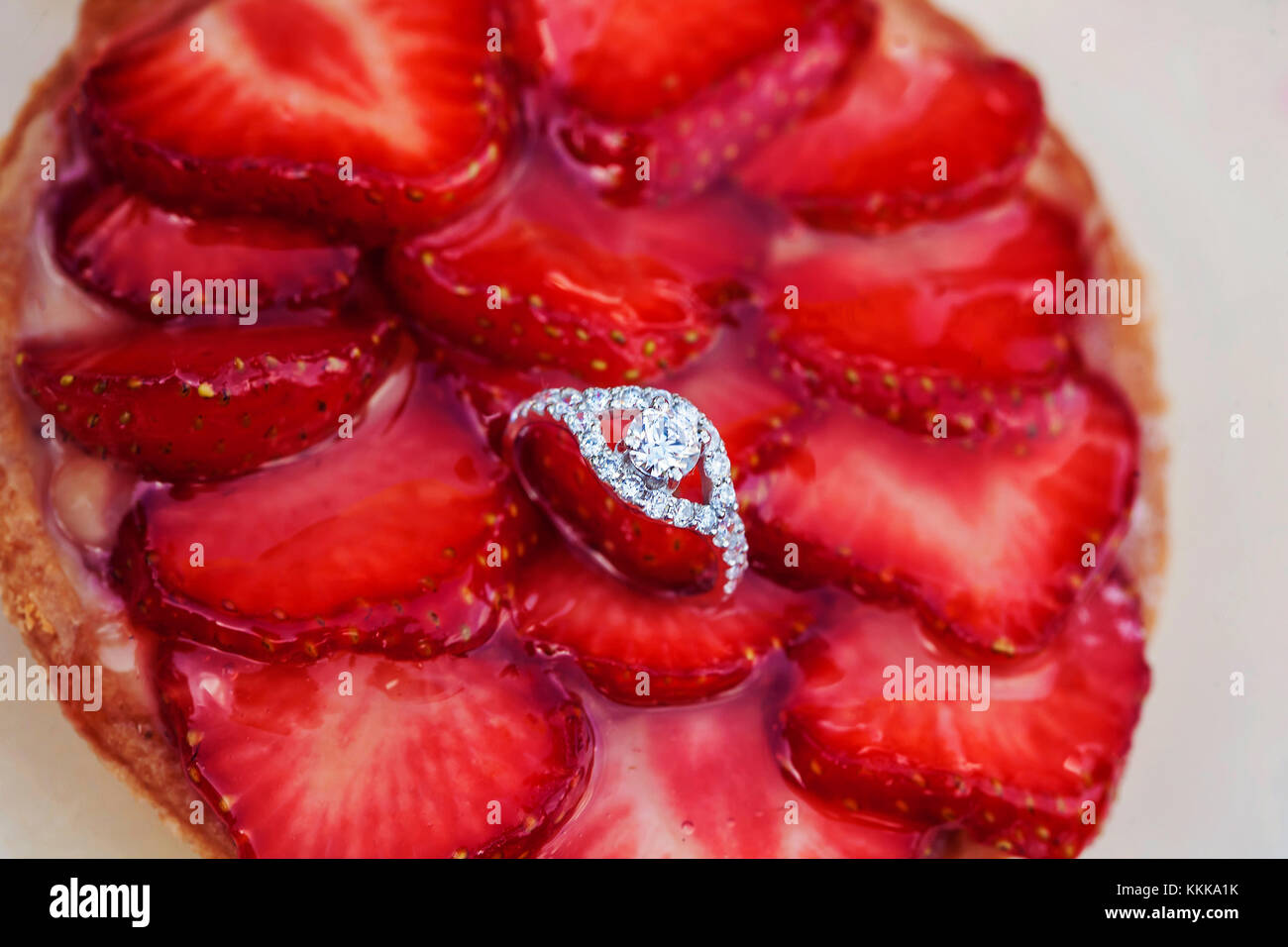 Anello di fidanzamento sulla parte superiore della torta dolce Foto Stock