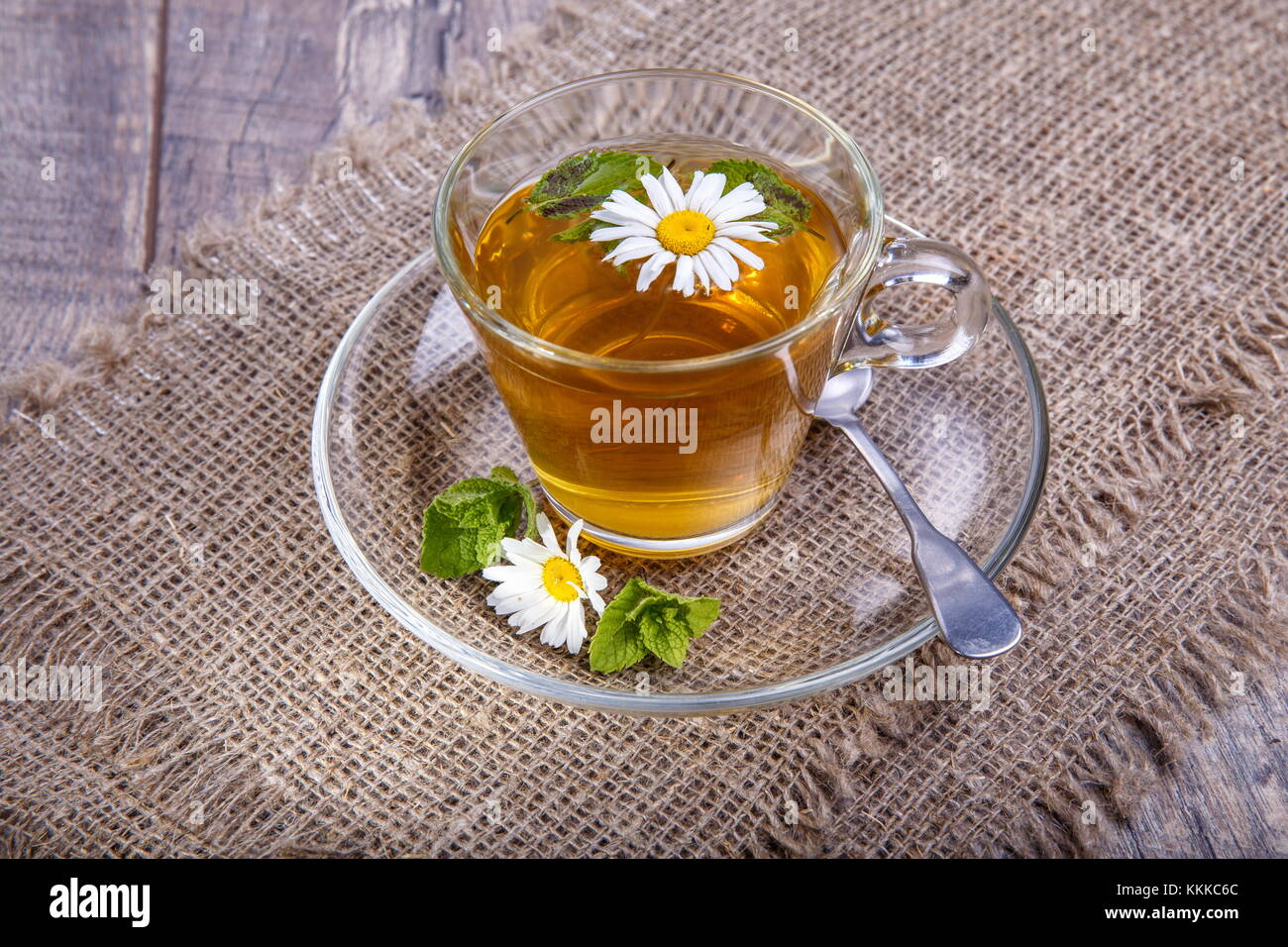Una tazza di tè con la camomilla su un sfondo di legno. In alternativa, la  medicina tradizionale Foto stock - Alamy