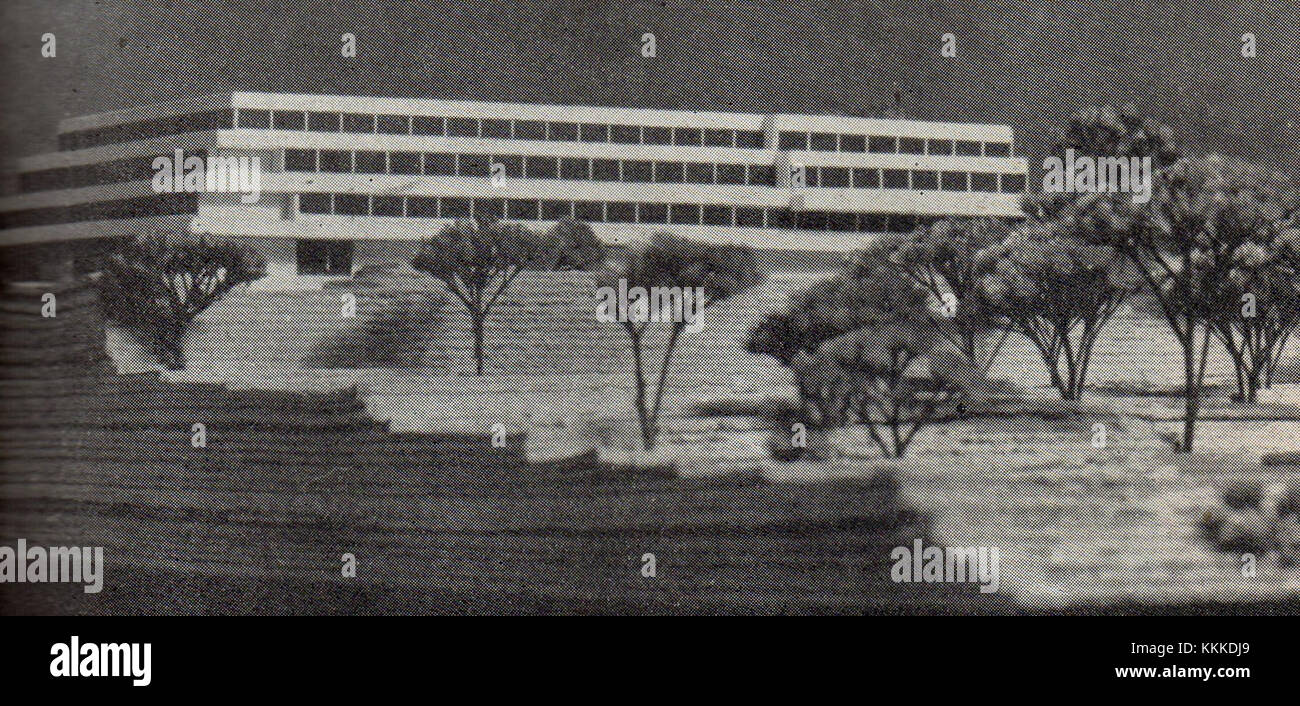 Dom Weterana a PoznaÅ„, Polonia, è un edificio storico che servì come casa veteransâ€™. Costruito nel 1970, riflette l'architettura del dopoguerra e l'importanza culturale della cura dei veterani militari. Foto Stock