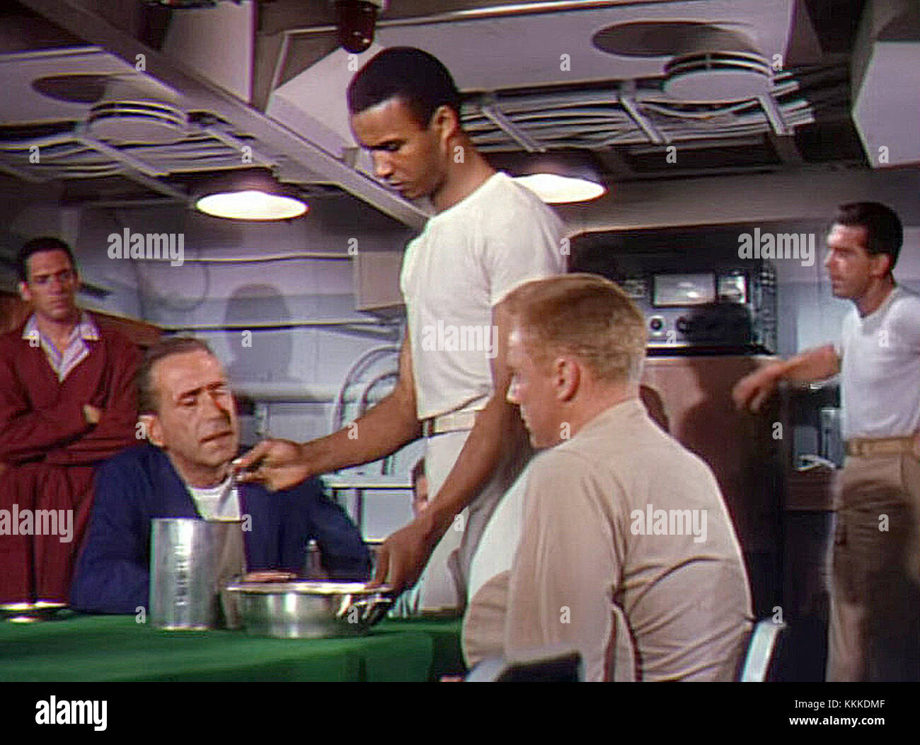 "Strawberry Investigation" si riferisce a un evento o a una scena nel contesto del film del 1954 "l'ammutinamento della Caine", che tratta delle indagini sugli eventi a bordo di una nave navale. Foto Stock