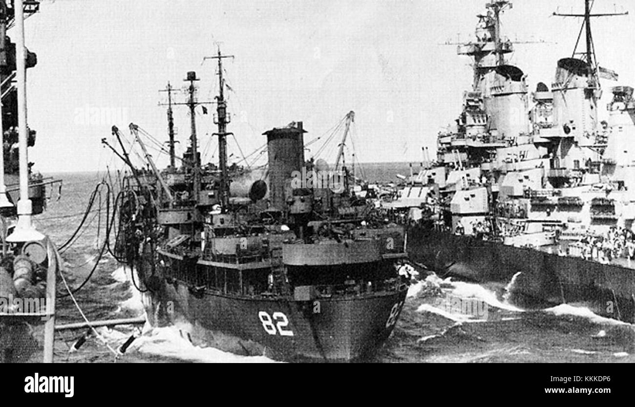 USS Cahaba (AO-82) che alimenta USS Iowa (BB-61) e USS Shangri-la (CV-38) nel 1945 Foto Stock