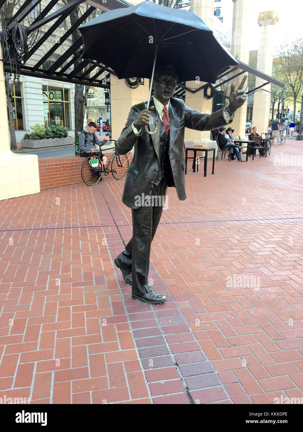 La frase "consentitemi" nell'aprile 2016 si riferisce probabilmente a un evento o momento in cui è stata offerta assistenza o invito. Può riferirsi a un evento o a un gesto specifico durante questo periodo di tempo. Foto Stock