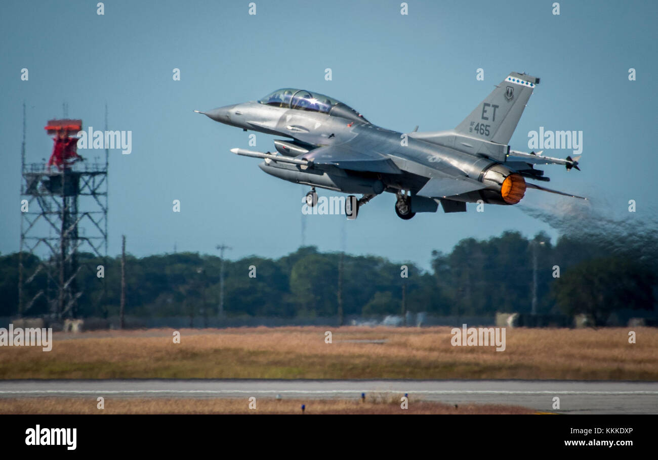 Un 96Ala Prova F-16D Fighting Falcon solleva dalla pista di Eglin Air Force Base Fla., per un altro test sortie. La 96TW eseguire test di sviluppo su una varietà di aeromobili da elicotteri e elica di aerei di combattenti. (U.S. Air Force foto/Samuel King Jr.) Foto Stock