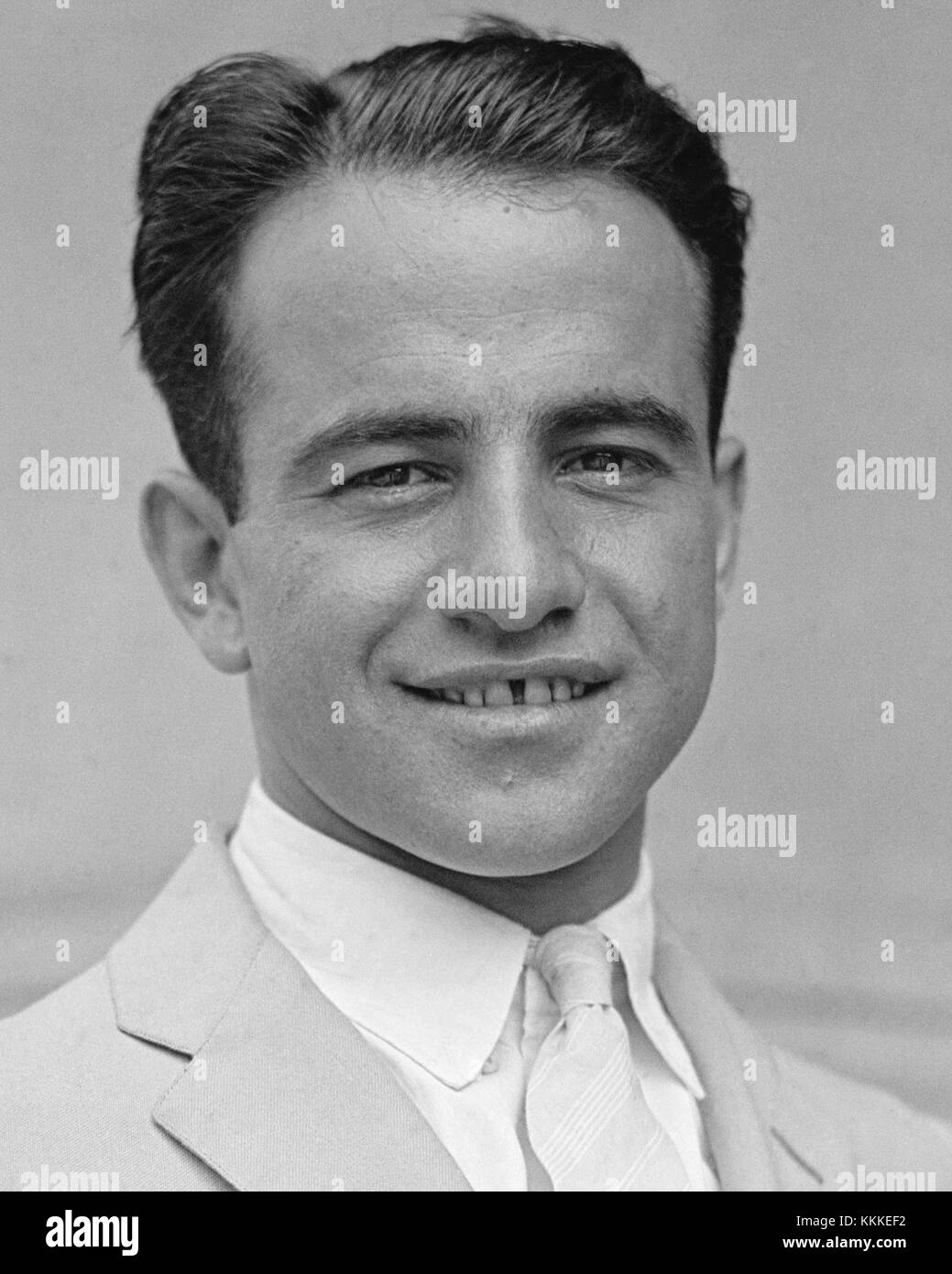 Questa è una foto ritoccata di Pete DePaolo, un pilota di auto da corsa americano, scattata nel luglio 1925. DePaolo era noto per i suoi successi nei primi anni del Motorsport americano e per la sua vittoria nella 500 miglia di Indianapolis del 1925. Foto Stock