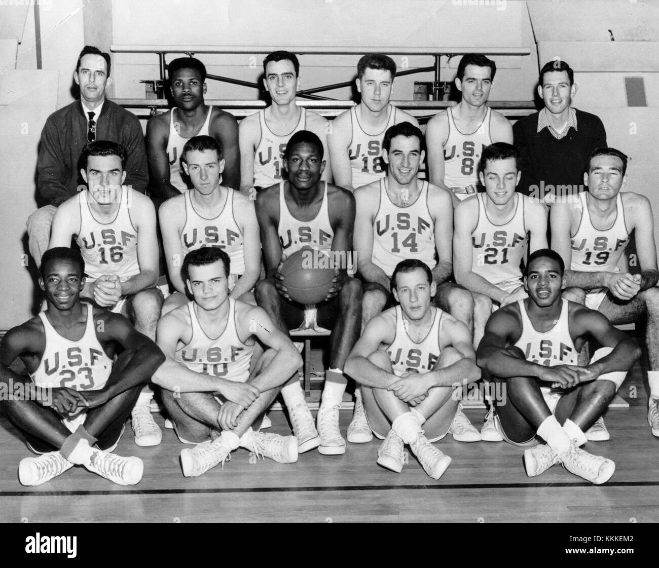 La squadra di basket maschile dei San Francisco Dons del 1956 ha vinto il campionato NCAA, segnando uno dei risultati più significativi nella storia sportiva dell'università. La squadra, guidata dall'allenatore Phil Woolpert, comprendeva future star NBA come Bill Russell e K.C. Jones. Foto Stock