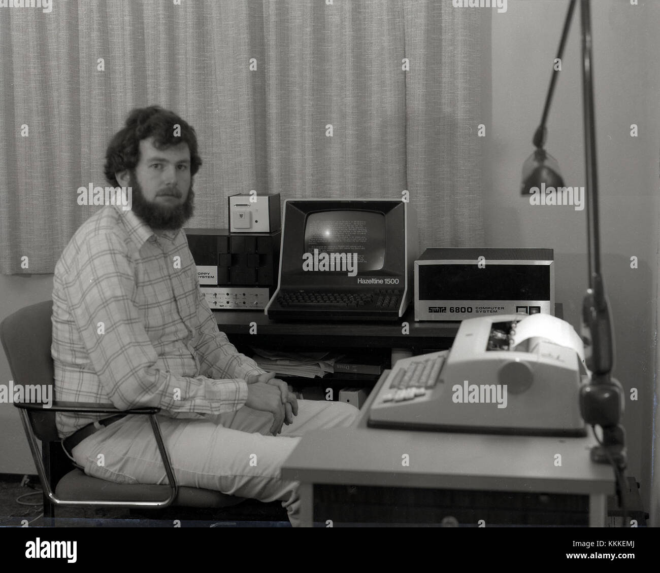 Questa immagine presenta apparecchiature informatiche vintage del 1978, tra cui il computer Southwest Technical Products 6800, un terminale video Hazeltine 1500 e il terminale Selectric Trendata1000. Presenta anche un modem homebrew 300 baud utilizzato per le prime reti di computer. Foto Stock