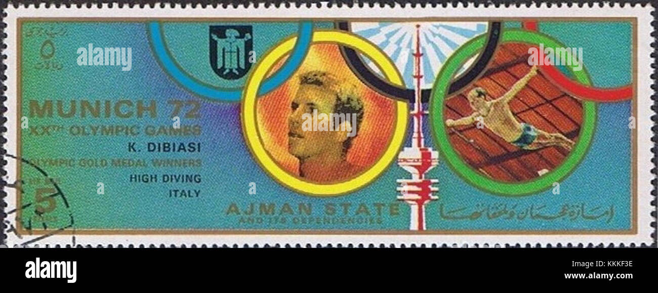 Il francobollo 1972 di Ajman presenta Klaus Dibiasi, un famoso subacqueo italiano e medaglia d'oro olimpica. Questo francobollo è stato emesso come parte di una serie che metteva in evidenza atleti notevoli. L'immagine commemora i successi di Dibiasi nel campo delle immersioni e i suoi contributi allo sport durante i primi anni '1970 Foto Stock